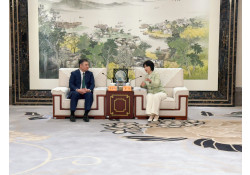 ЖЯНСҮ МУЖИЙН СҮЖӨҮ ХОТЫН ОРЛОГЧ ДАРГА ХАТАГТАЙ ЖЫ ЖИНТЭЙ УУЛЗАВ