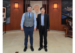 ШАНХАЙ ХОТЫН ЗАМ ХАРИЛЦААНЫ (ЖЯОТУН) ИХ СУРГУУЛИЙН УХААЛАГ СҮЛЖЭЭ, ШИНЭ ЭРЧИМ ХҮЧНИЙ ТЭЭВРИЙН ХЭРЭГСЛИЙН СУДАЛГААНЫ ХҮРЭЭЛЭНГИЙН ДЭД ЗАХИРАЛ, ПРОФЕССОР ИНЬ ЧӨНЛЯН ТЭРГҮҮТЭЙ ТӨЛӨӨЛӨГЧИДТЭЙ УУЛЗАВ