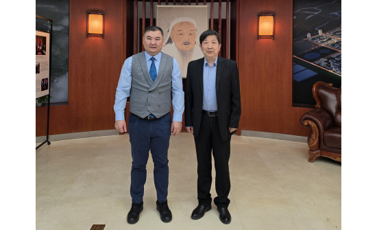 ШАНХАЙ ХОТЫН ЗАМ ХАРИЛЦААНЫ (ЖЯОТУН) ИХ СУРГУУЛИЙН УХААЛАГ СҮЛЖЭЭ, ШИНЭ ЭРЧИМ ХҮЧНИЙ ТЭЭВРИЙН ХЭРЭГСЛИЙН СУДАЛГААНЫ ХҮРЭЭЛЭНГИЙН ДЭД ЗАХИРАЛ, ПРОФЕССОР ИНЬ ЧӨНЛЯН ТЭРГҮҮТЭЙ ТӨЛӨӨЛӨГЧИДТЭЙ УУЛЗАВ