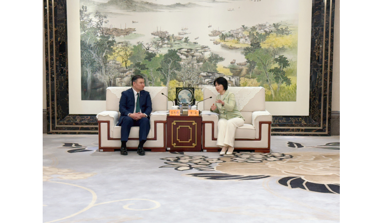 ЖЯНСҮ МУЖИЙН СҮЖӨҮ ХОТЫН ОРЛОГЧ ДАРГА ХАТАГТАЙ ЖЫ ЖИНТЭЙ УУЛЗАВ