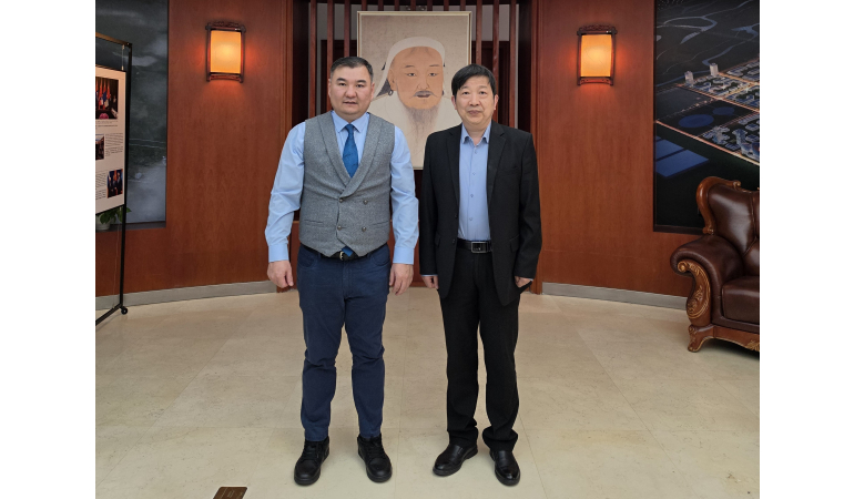 ШАНХАЙ ХОТЫН ЗАМ ХАРИЛЦААНЫ (ЖЯОТУН) ИХ СУРГУУЛИЙН УХААЛАГ СҮЛЖЭЭ, ШИНЭ ЭРЧИМ ХҮЧНИЙ ТЭЭВРИЙН ХЭРЭГСЛИЙН СУДАЛГААНЫ ХҮРЭЭЛЭНГИЙН ДЭД ЗАХИРАЛ, ПРОФЕССОР ИНЬ ЧӨНЛЯН ТЭРГҮҮТЭЙ ТӨЛӨӨЛӨГЧИДТЭЙ УУЛЗАВ